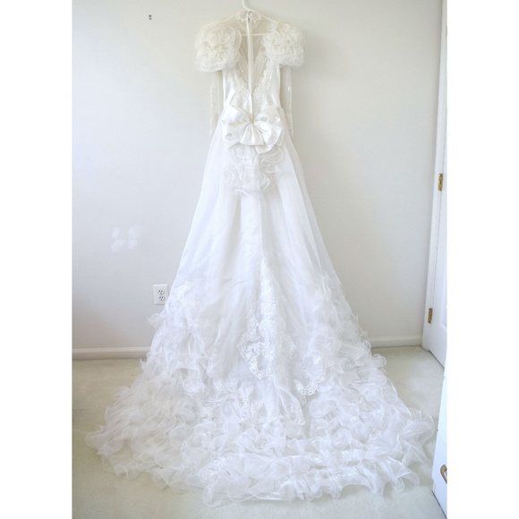 Beautiful Vintage Lace Long-Sleeve Wedding Gown - Picture 6 of 9